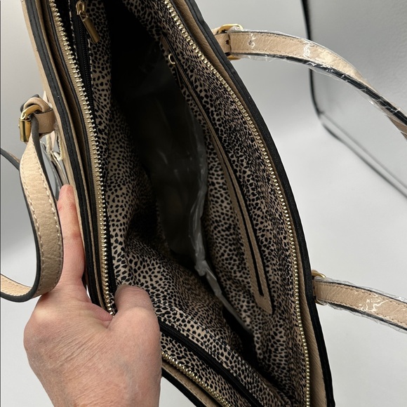 Large Tan Handbag /Tote in Vegan Leather, with a Wallet. NWT - Picture 6 of 13